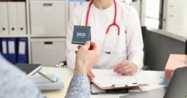 Hastanın doktora verdiği takvim 2022 için klinik 4k filminde.