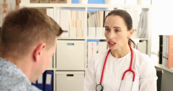 Лікар розмовляє з пацієнтом і дає погані новини 4k фільм — стокове відео