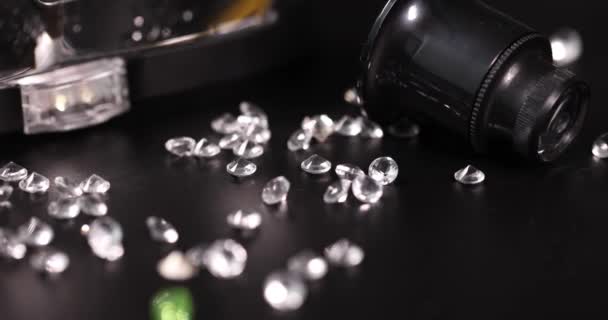 Hermosas piedras preciosas brillantes transparentes sobre fondo negro película 4k — Vídeos de Stock