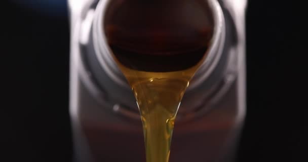 Giallo trasparente macchina olio è versando da bottiglia 4k film — Video Stock