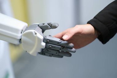 Robot elini bir insana uzatıyor.