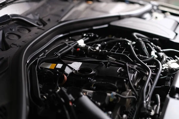 Olie verversen in de motor van de auto, onderdelen onder de motorkap — Stockfoto
