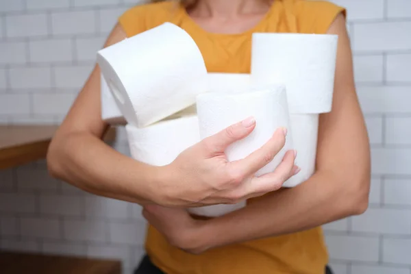 Mujer sosteniendo rollos de papel higiénico, primer plano — Foto de Stock