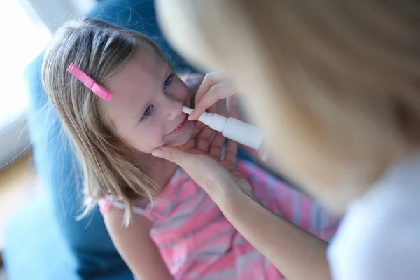 Mãe trata sua filha para alergias, spray nasal — Fotografia de Stock