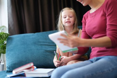 Annem kanepeye oturur ve kızına resim yapmayı öğretir.
