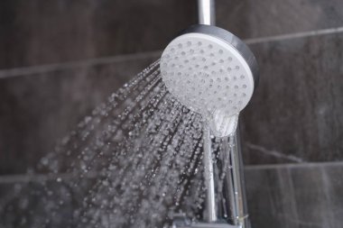 Duş almak için banyodaki mikserden su sıçratıyorum.