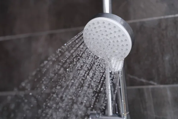 Stänk vatten från blandaren i badrummet för en dusch — Stockfoto