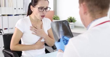 Öksüren hasta, doktor randevusunda röntgen filminde kriz geçiriyor.