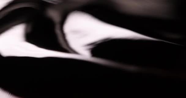 Líquido aceitoso negro con reflejo en la película de ondas 4k — Vídeos de Stock