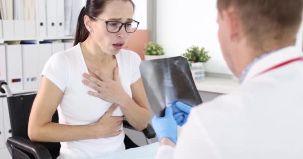 Paciente con tos encaja en la cita con el médico con la película de rayos X 4k — Vídeos de Stock