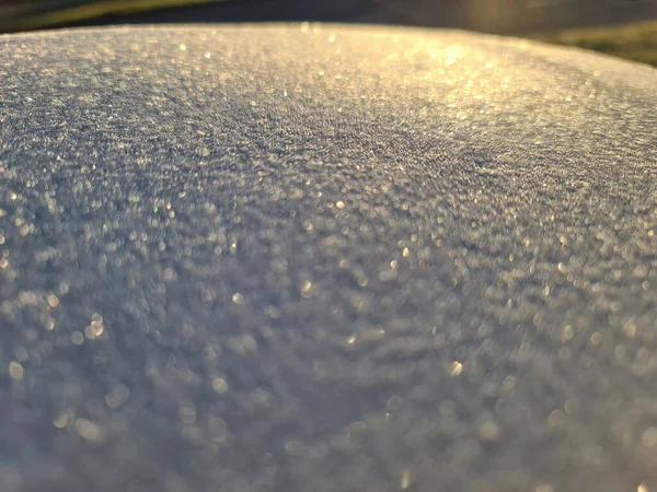 Helles Sonnenlicht auf weißem, frostigen Hintergrund — Stockfoto