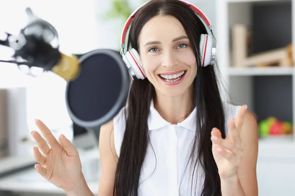 Apresentador de rádio jovem mulher sorrindo na frente do microfone — Fotografia de Stock