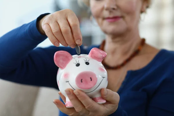 Senior senhora economizar renda em recipiente — Fotografia de Stock