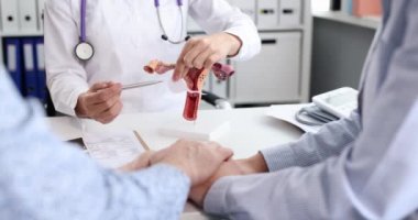 Jinekolog, evli çiftlere rahim ve yumurtalık modelinde döllenmenin nasıl yapıldığını gösteriyor.