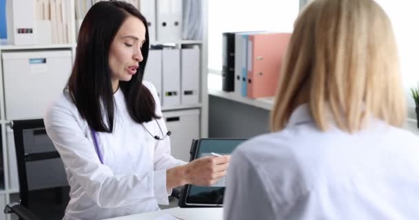 Lekarz pokazuje cyfrową tabletkę pacjentowi z tomografią komputerową płuc film 4k — Wideo stockowe