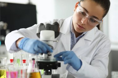 Renkli sıvılarla dolu cam şişeler.