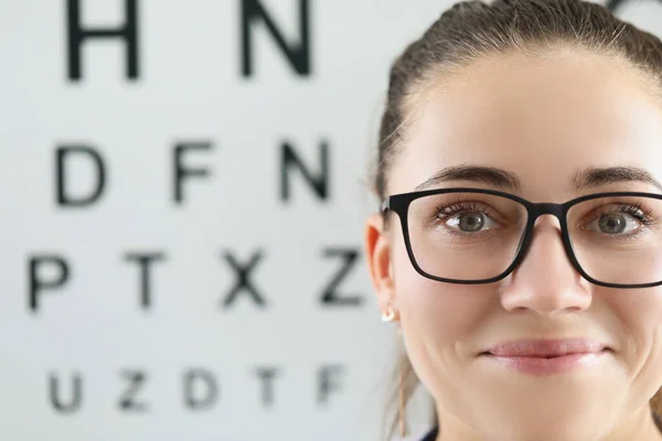 Médico profesional sonriente en el consultorio — Foto de Stock