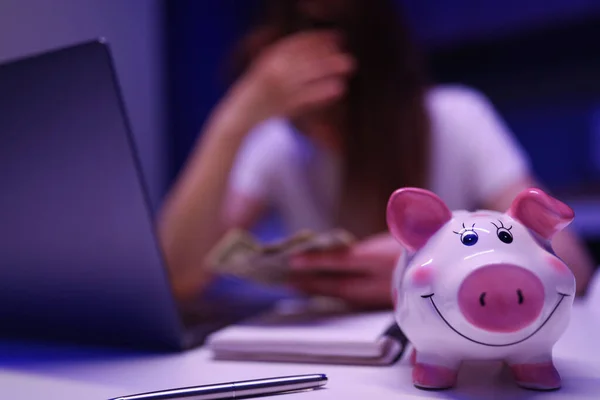 Female try to save up in moneybox — Stock Photo, Image