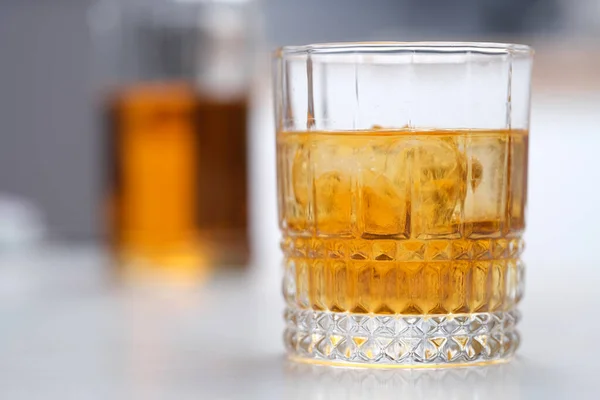 Glas Whisky mit Eis steht auf dem Tisch in Nahaufnahme — Stockfoto