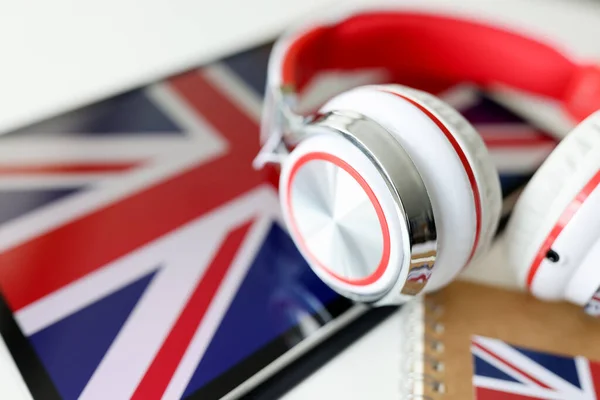 Słuchawki na tle flagi Wielkiej Brytanii — Zdjęcie stockowe