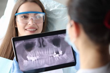 Doktor ortodontist çene enstantane tutar
