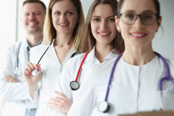 Gruppe fröhlich praktizierender junger Ärzte in Uniform — Stockfoto