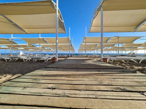 Deck de madeira em uma praia de areia, estrada para o mar — Fotografia de Stock