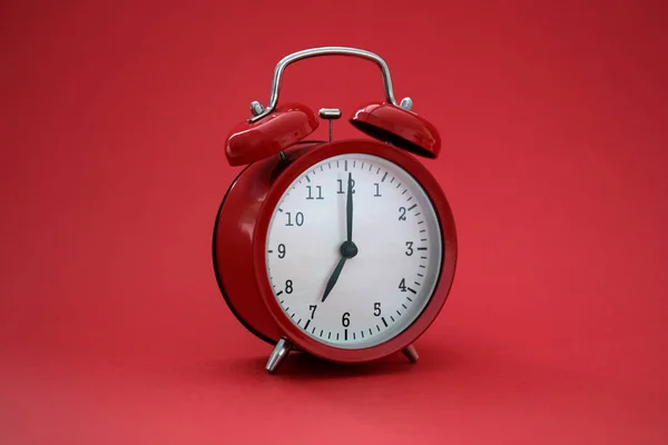 Reloj despertador elegante rojo sobre fondo rojo, primer plano — Foto de Stock