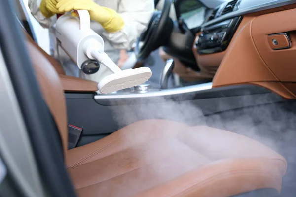 Lo specialista pulisce la sedia in auto con un aspirapolvere di lavaggio — Foto Stock