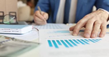 İşadamı, 4K filminde projenin iş analizlerini yürütüyor