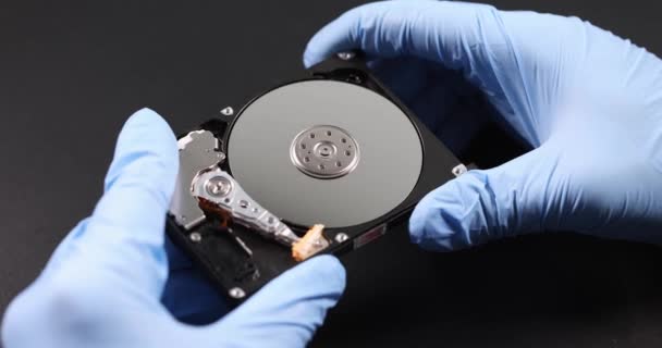 Eldiven ustası bilgisayarın sabit diskini tutuyor. 4K film. — Stok video