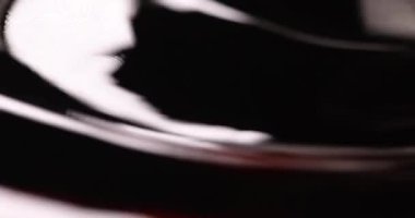 Koyu yağlı sıvı ve kırmızı renkli 4K dalgalı film.