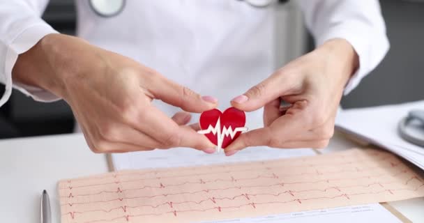 Médico cardiologista detém ícone do coração em mãos filme 4k — Vídeo de Stock