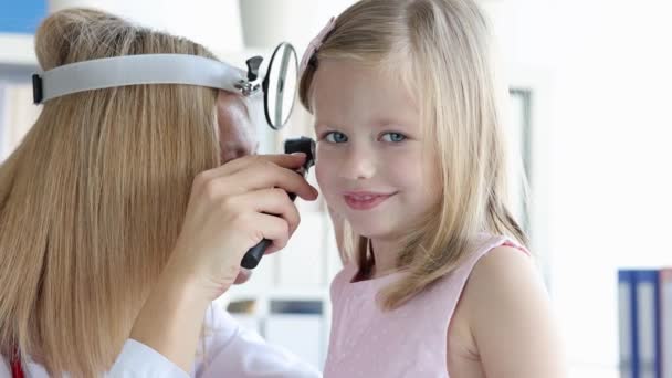 Ent s přední reflektor zkoumání holčička ucho s otoskopem 4k film — Stock video