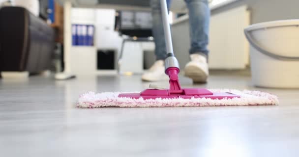 Limpiador de lavado de piso en la oficina con fregona 4k película — Vídeo de stock