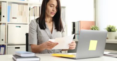 Kadın mektupla zarfı açıyor ve 4K filminde kafasını tutuyor.