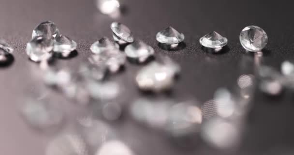 Muitos diamantes deitados no fundo preto filme 4k — Vídeo de Stock