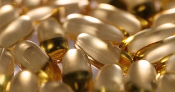 Viele Gelatine gelbe Kapseln mit Vitaminen 4k Film — Stockvideo