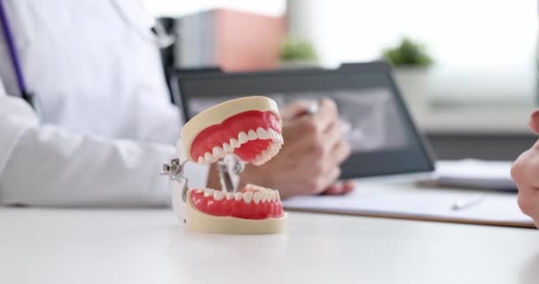 Umělá hraná čelist stojící na stole poblíž zubaře a pacienta 4k film — Stock video
