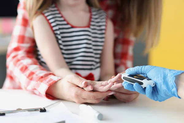 Mum with child in doctor office — Stock Photo, Image