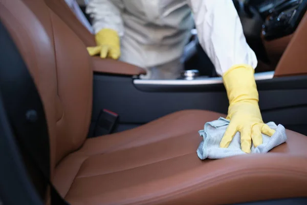Mężczyzna polerowanie luksusowe skórzane wnętrze samochodu — Zdjęcie stockowe