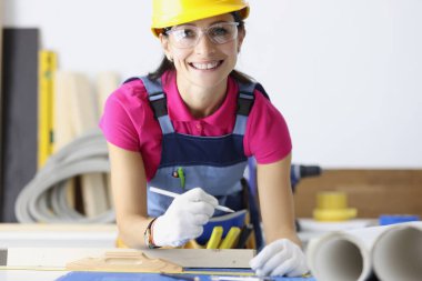 Genç kadın kalem ve kağıt kullanıyor.