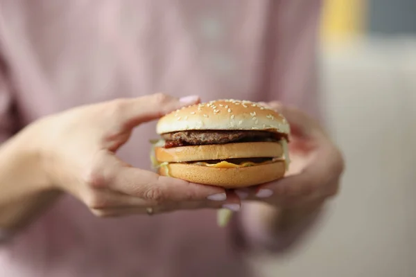 Vrouw gaat cheeseburger eten — Stockfoto