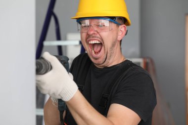 Tamirci aletle delik açar