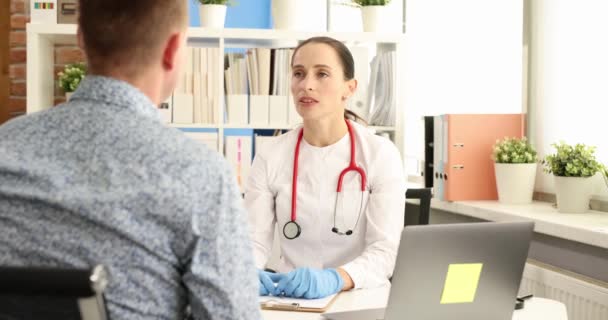 Na consulta médica paciente sofreu ataque cardíaco e perdeu consciência filme 4k — Vídeo de Stock