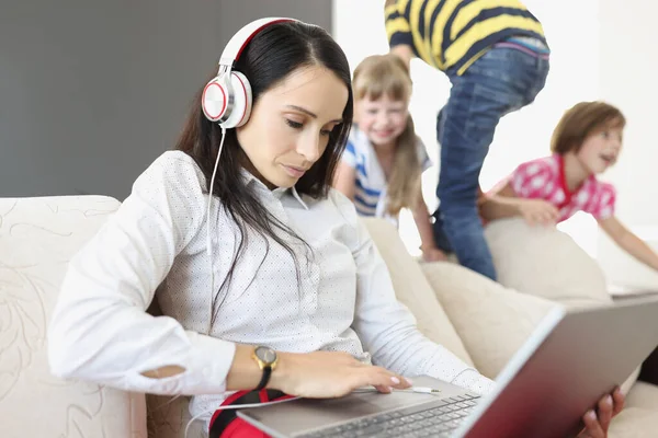 Vrouw heeft kalme sfeer nodig voor werk — Stockfoto