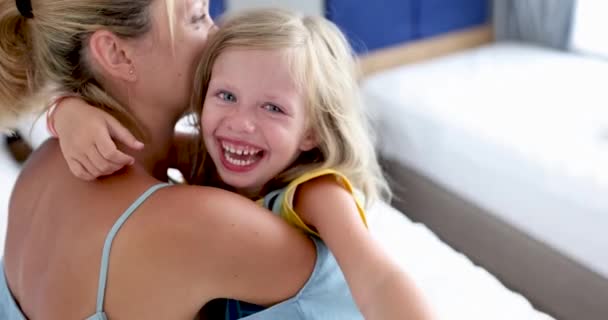 Uśmiechnięta kobieta trzyma szczęśliwą dziewczynkę w filmie o broni 4k — Wideo stockowe
