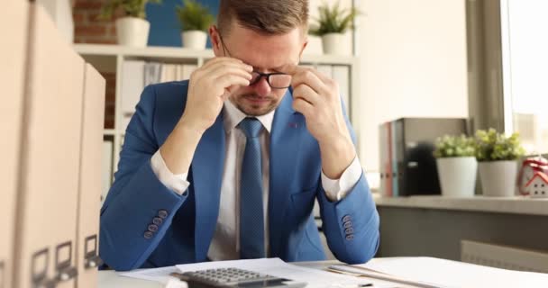 Cansado hombre de negocios quitándose las gafas y tocando el puente de la nariz 4k película cámara lenta — Vídeo de stock