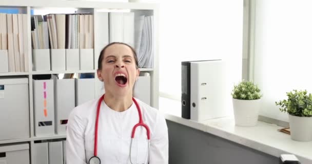 Mujer joven médico bostezando en la oficina 4k película cámara lenta — Vídeo de stock