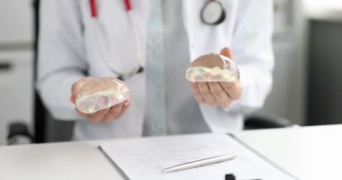 Plastik cerrah silikon göğüs implantı gösterdi.